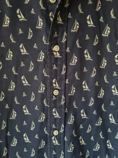 Camisa azul con estampado de veleros para hombre - miniatura 4