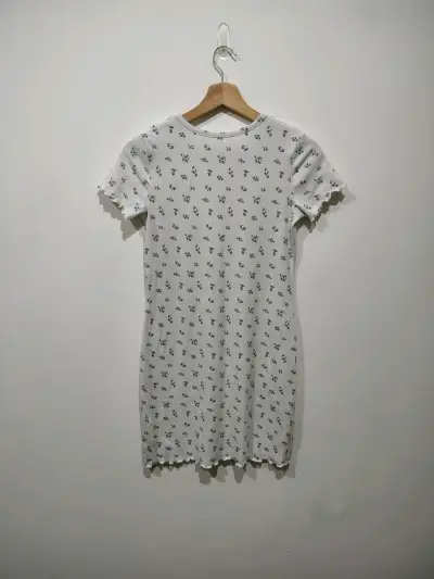 Vestido floral blanco para niña - miniatura 2