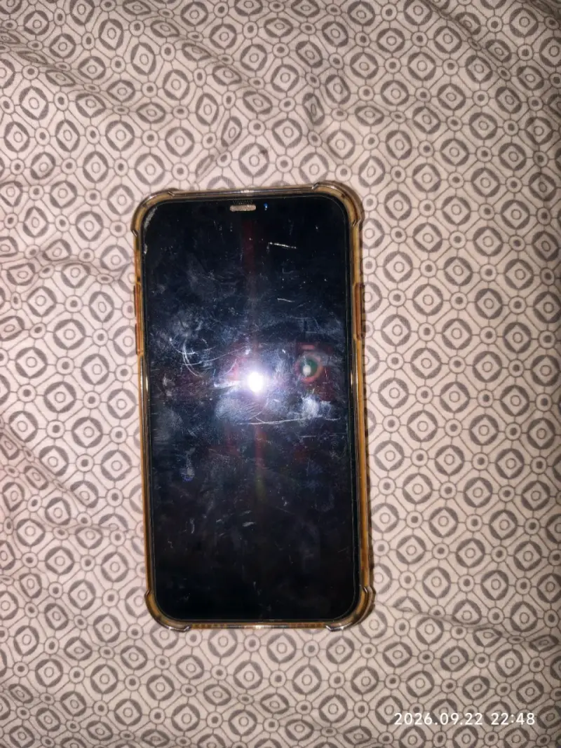 iPhone XR color coral con carcasa quebrado atrás - 1