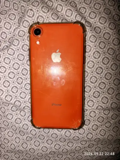 iPhone XR color coral con carcasa  quebrado atrás - miniatura 2