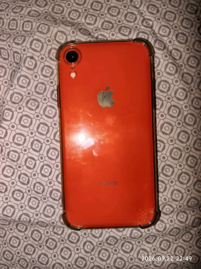 iPhone XR color coral con carcasa quebrado atrás - 3