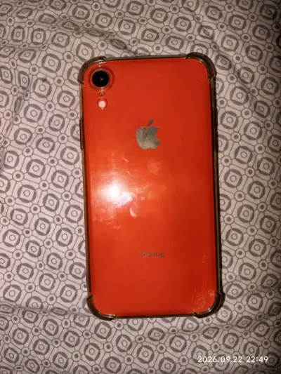 iPhone XR color coral con carcasa  quebrado atrás - miniatura 3