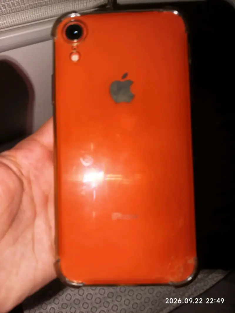 iPhone XR color coral con carcasa quebrado atrás - 4