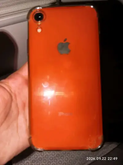 iPhone XR color coral con carcasa  quebrado atrás - miniatura 4