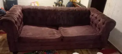Sofá Chesterfield de terciopelo burdeos - miniatura 1