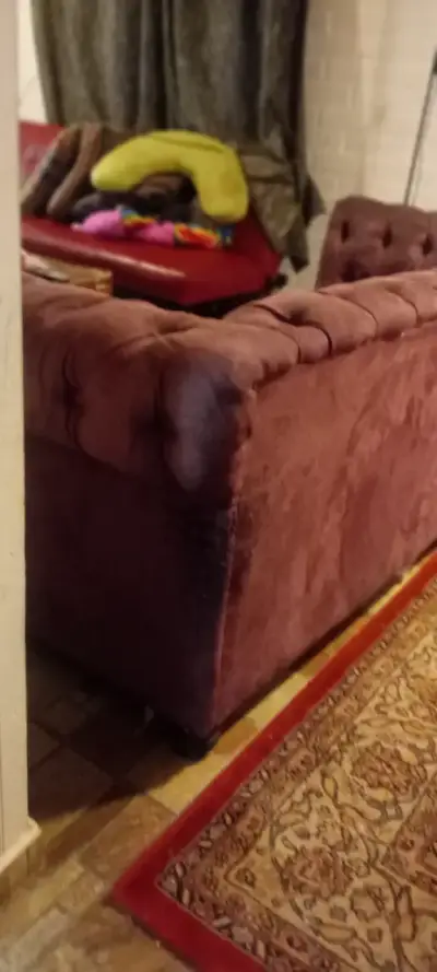 Sofá Chesterfield de terciopelo burdeos - miniatura 4