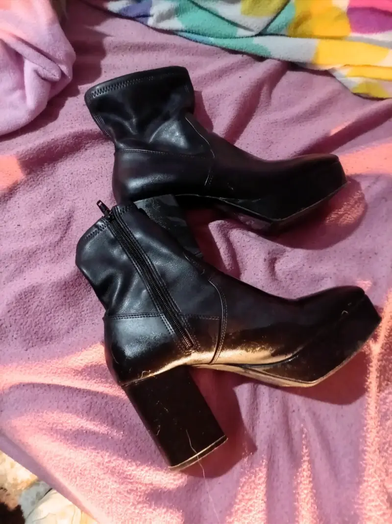 Botines de cuero negro con tacón alto