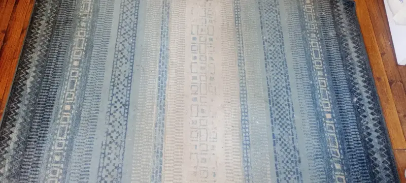 Alfombra de diseño geométrico en tonos azules - 1