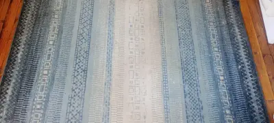 Alfombra de diseño geométrico en tonos azules - miniatura 1