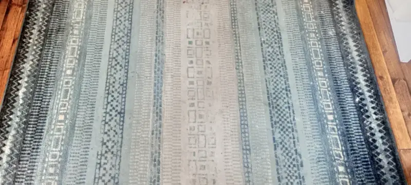 Alfombra de diseño geométrico en tonos azules - 2