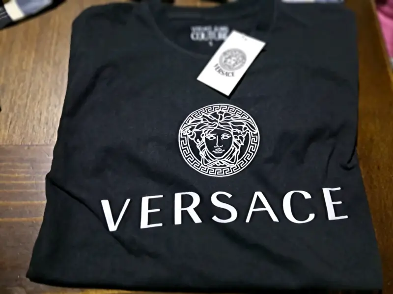 Polera negra Versace con logo Medusa