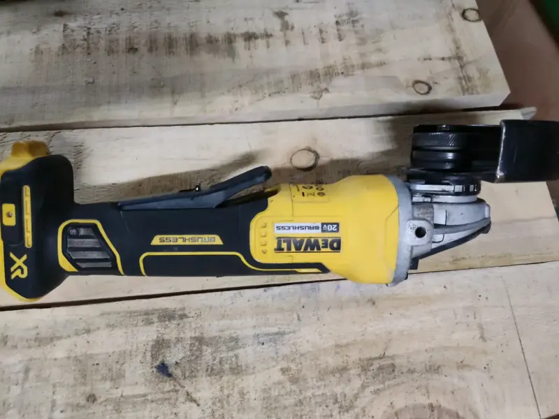 Esmeril inalámbrico Dewalt DCG-413 - 3