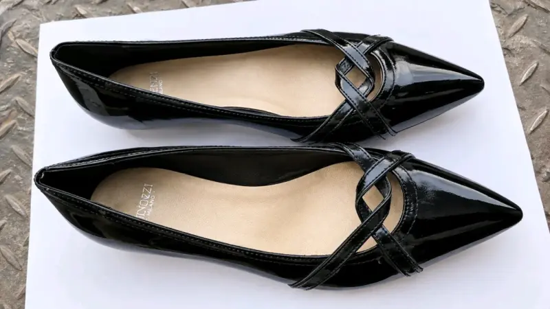 Zapatos planos negros de charol para mujer - 1