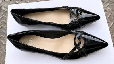 Zapatos planos negros de charol para mujer - miniatura 1