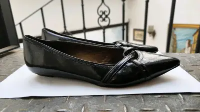 Zapatos planos negros de charol para mujer - miniatura 2