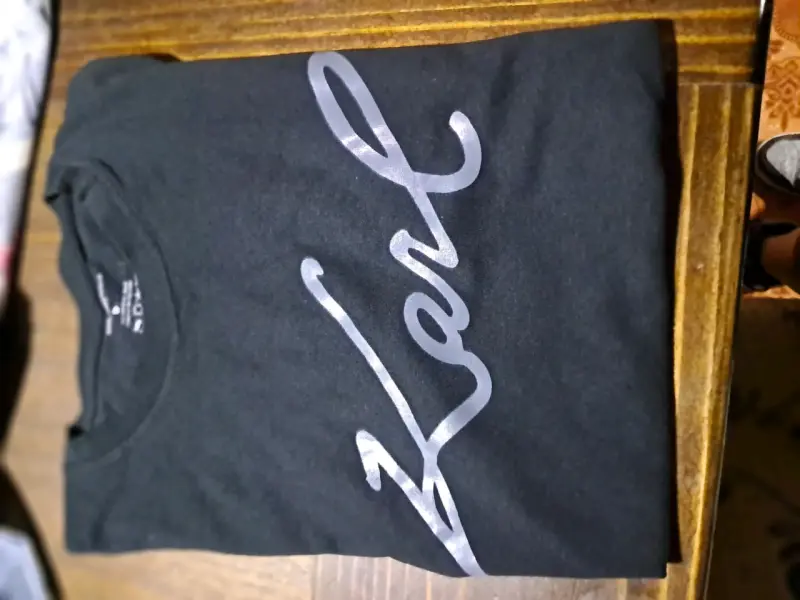 Polera negra con diseño gráfico