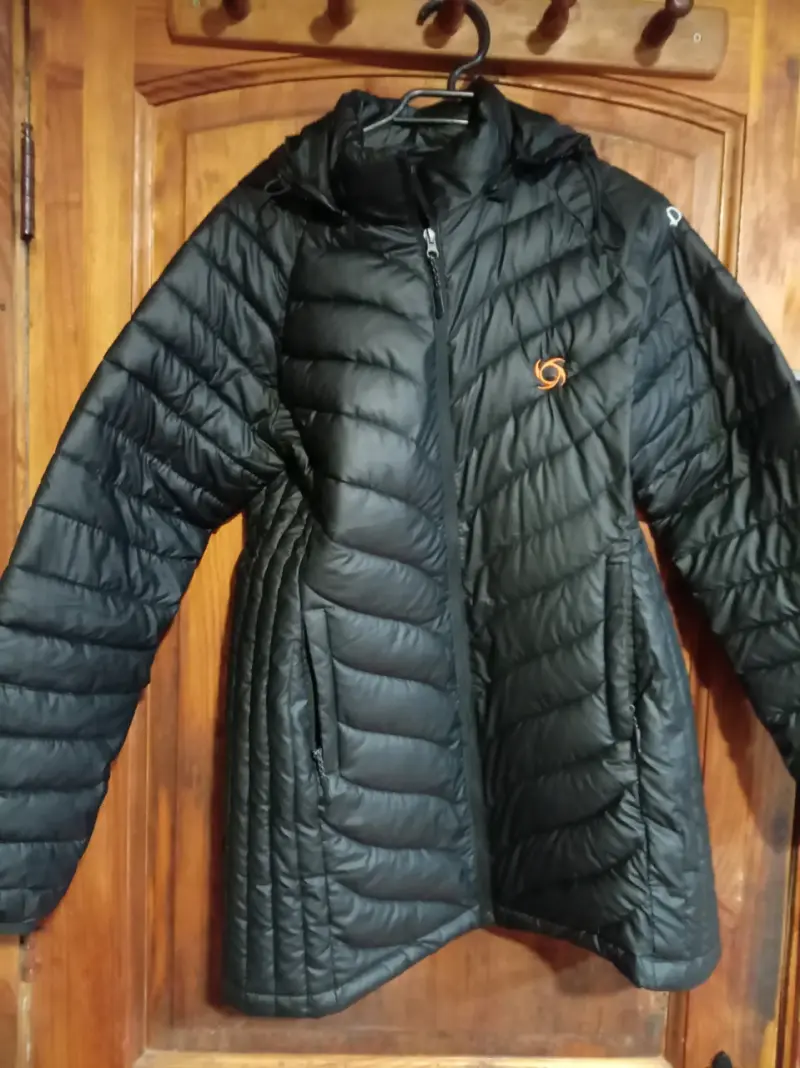Chaqueta acolchada negra con capucha para invierno - 1