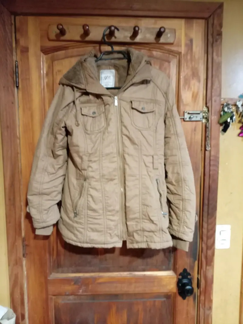 Chaqueta acolchada negra con capucha para invierno - 2