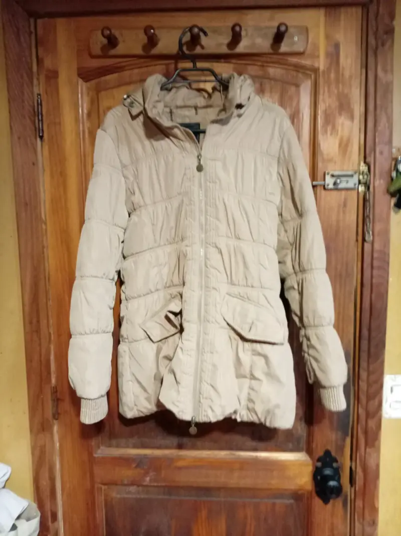 Chaqueta acolchada negra con capucha para invierno - 3