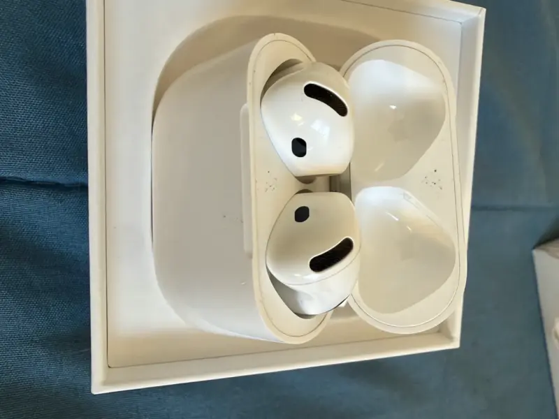 Audífonos inalámbricos AirPods 4 con estuche - 1
