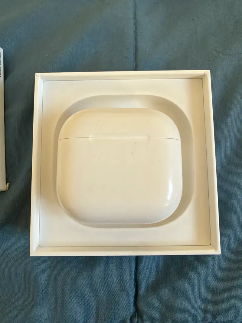 Audífonos inalámbricos AirPods 4 con estuche - 2