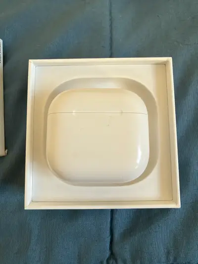 Audífonos inalámbricos AirPods 4 con estuche - miniatura 2