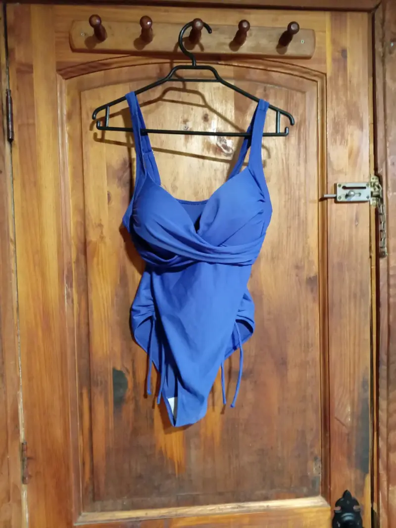 Traje de baño azul con diseño elegante - 1