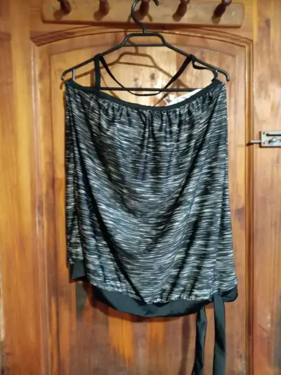 Traje de baño azul con diseño elegante - miniatura 2