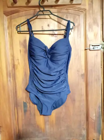 Traje de baño azul con diseño elegante - miniatura 3