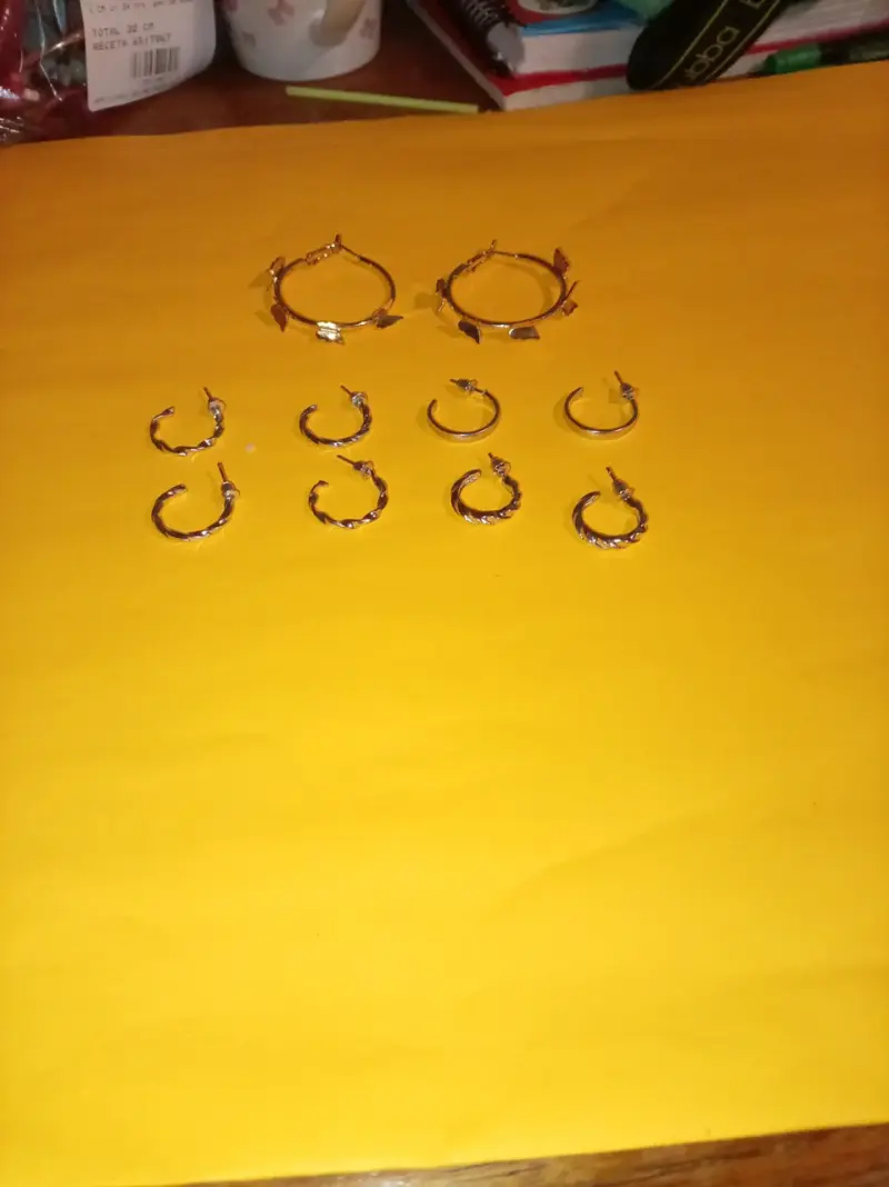 Set de aros y pulseras de bisutería - 1