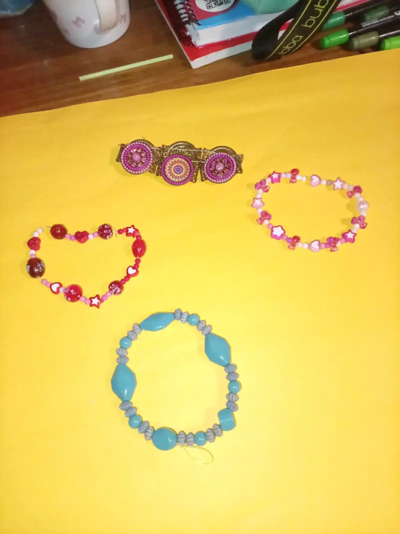 Set de aros y pulseras de bisutería - 4