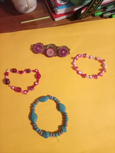 Set de aros y pulseras de bisutería - miniatura 5