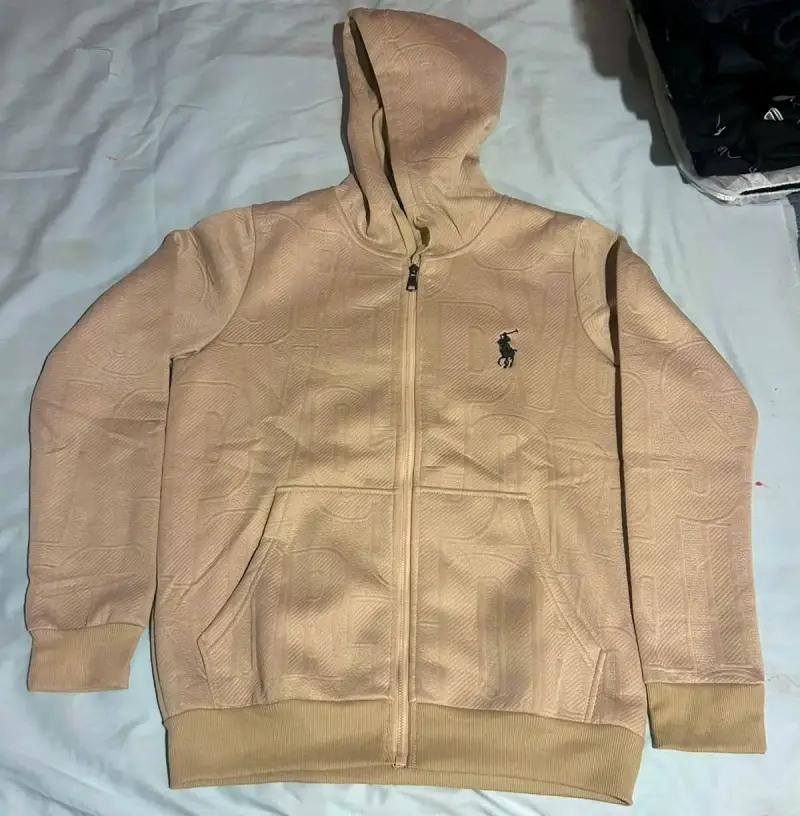 Polerón con capucha beige de marca visible
