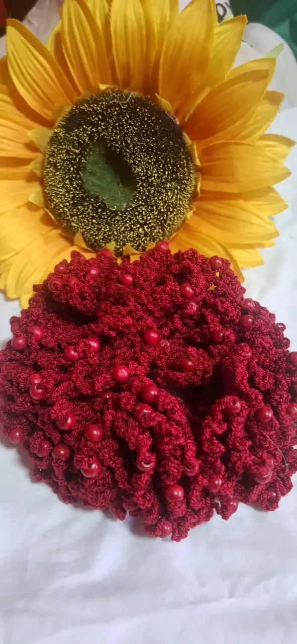 Decoración de Girasol y Flor Roja Tejida