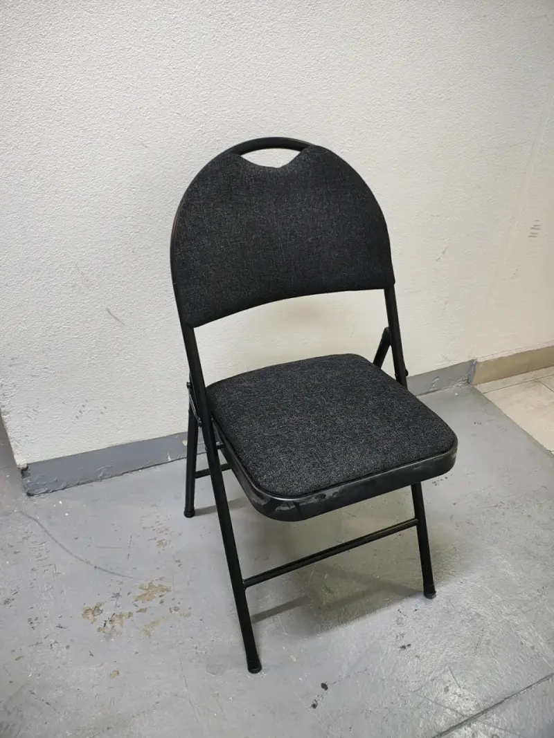 Silla Plegable Negra de Metal y Tela - 1