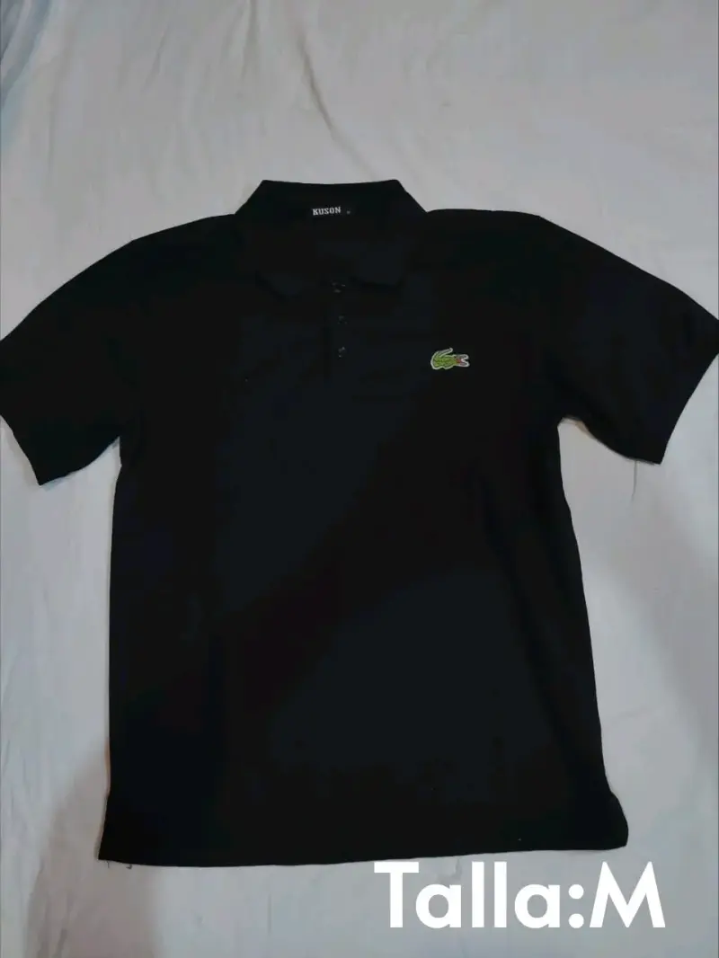 Polera polo negra con logo de cocodrilo