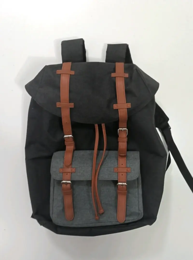 Mochila negra con correas de cuero sintético - 1