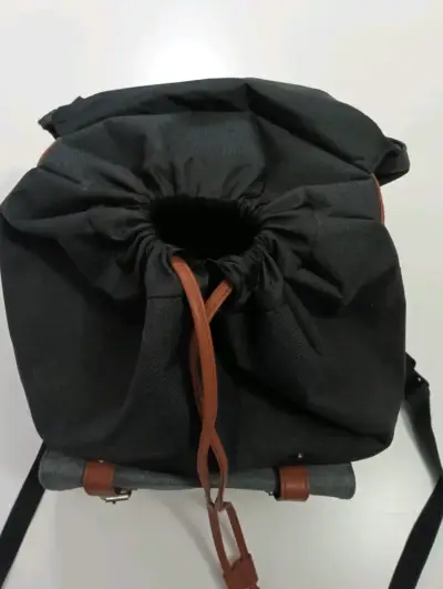 Mochila negra con correas de cuero sintético - miniatura 2