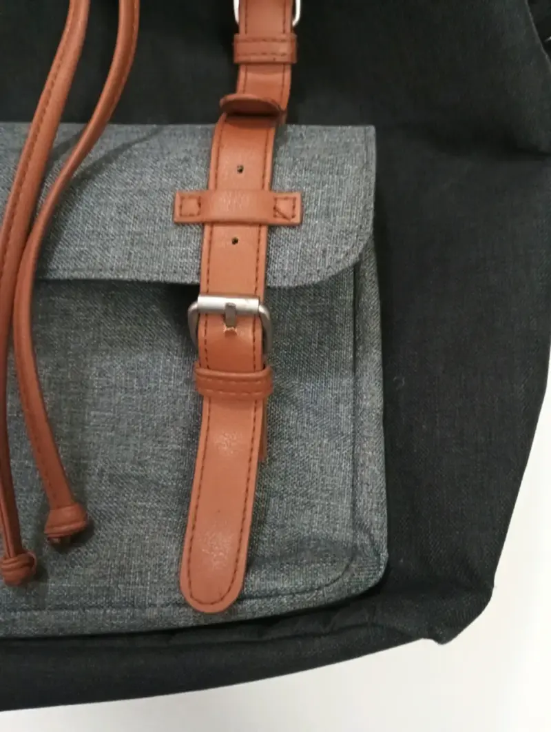 Mochila negra con correas de cuero sintético - 3