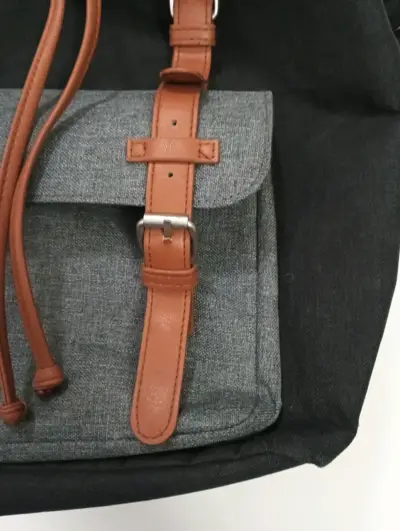 Mochila negra con correas de cuero sintético - miniatura 3