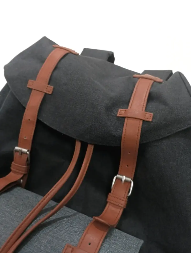Mochila negra con correas de cuero sintético - 4