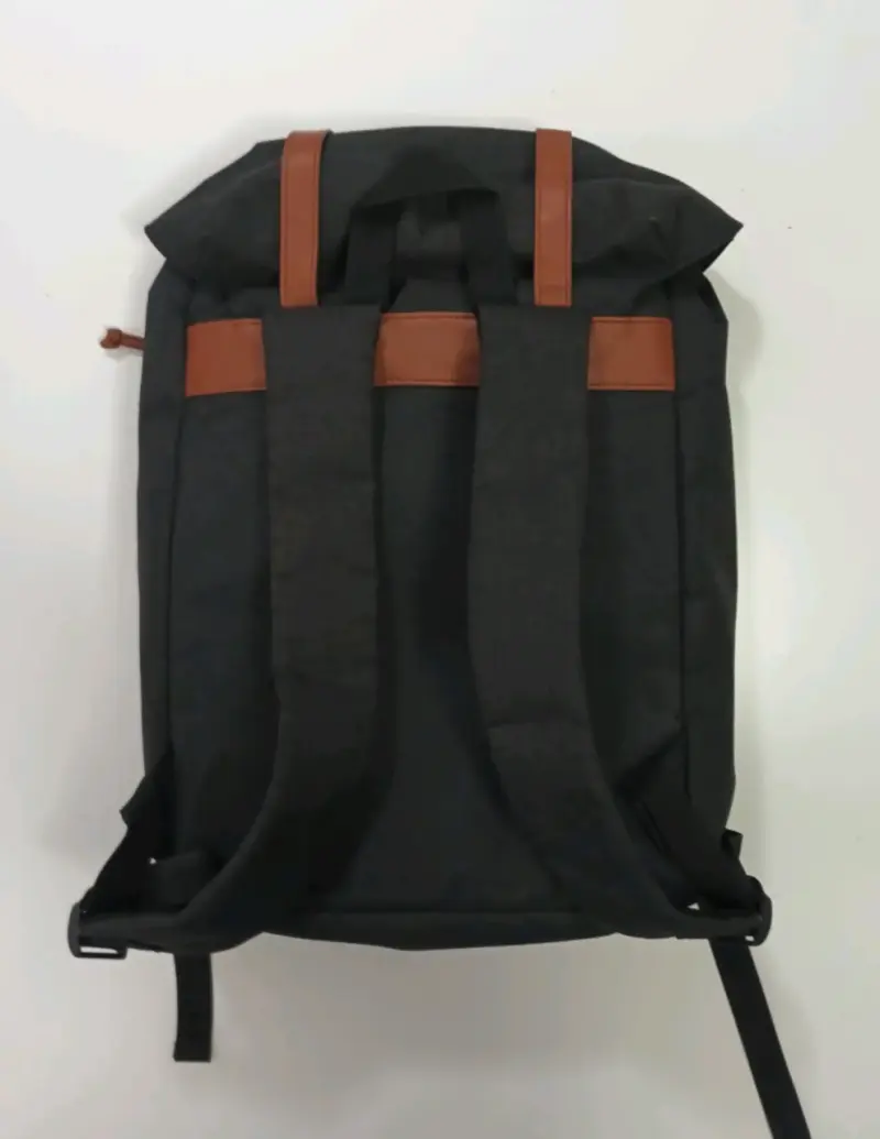 Mochila negra con correas de cuero sintético - 5