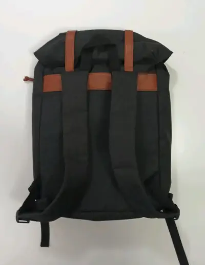 Mochila negra con correas de cuero sintético - miniatura 5