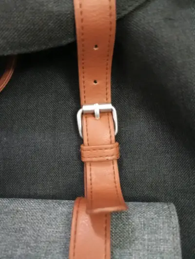 Mochila negra con correas de cuero sintético - miniatura 6