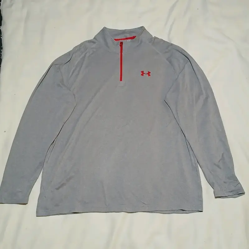 Polera deportiva gris Under Armour con cierre