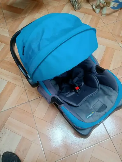 Coche de bebé azul más un portabebés - miniatura 2