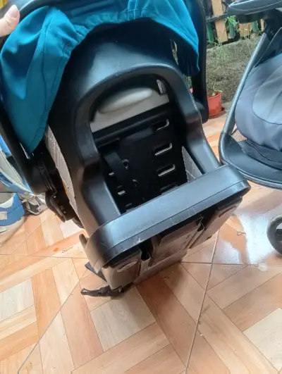 Coche de bebé azul más un portabebés - miniatura 6