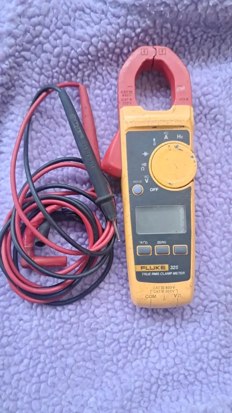 Multímetro de gancho Fluke 325 con cables - 1