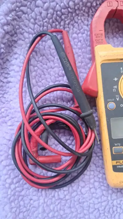 Multímetro de gancho Fluke 325 con cables - miniatura 4