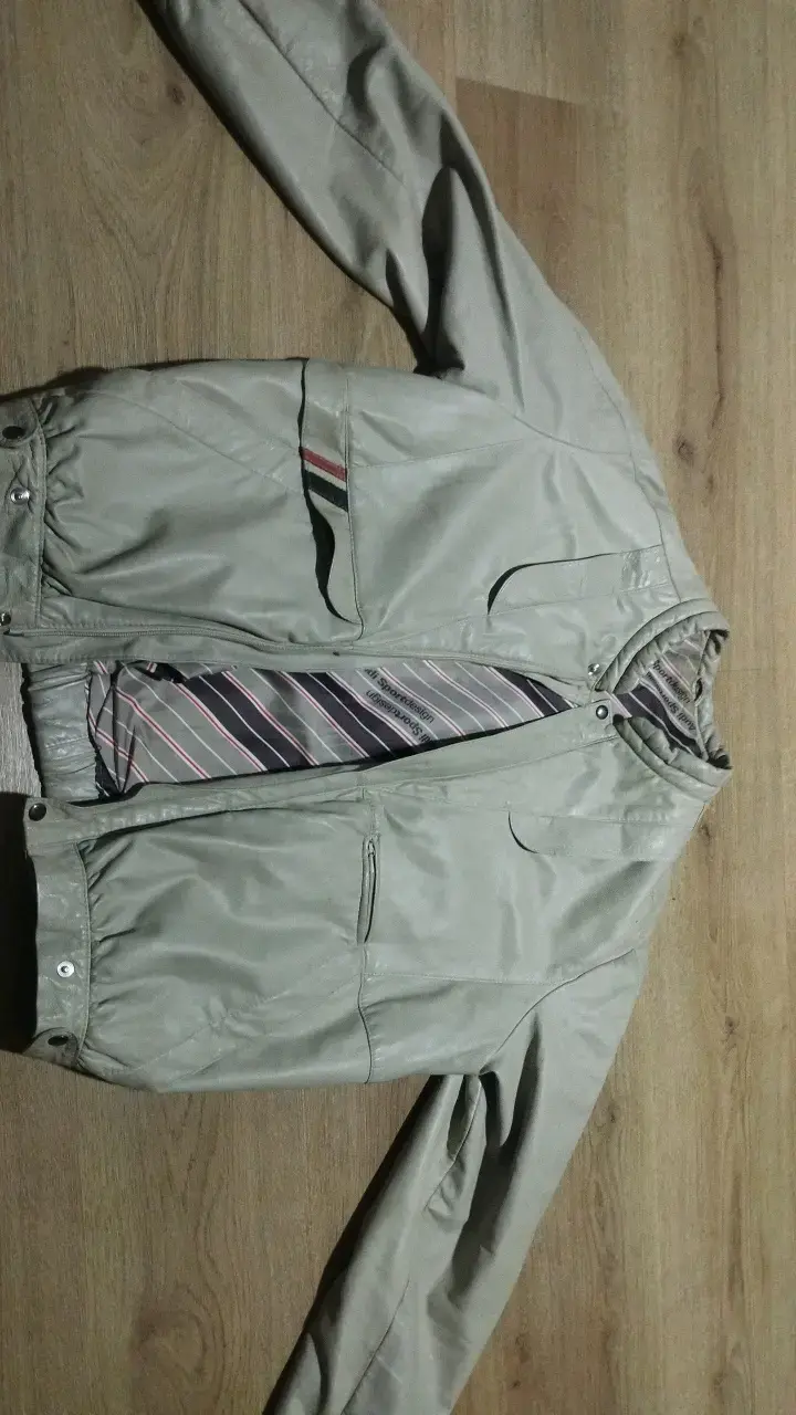 Chaqueta de cuerina beige con diseño clásico - 1